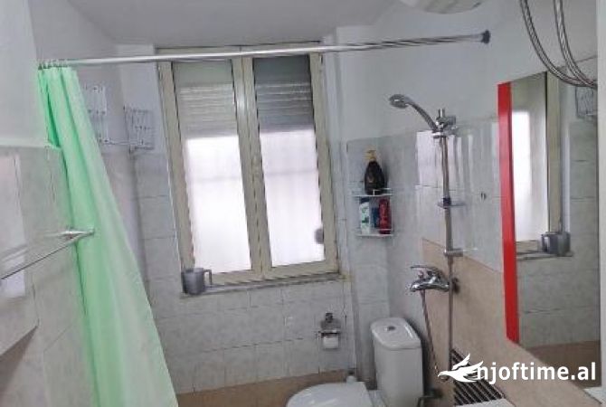 Shtepi me qera Apartament ne Tirane, Garsoniere, Mobilimi E mobiluar, Pagesa 42,000  Leke.