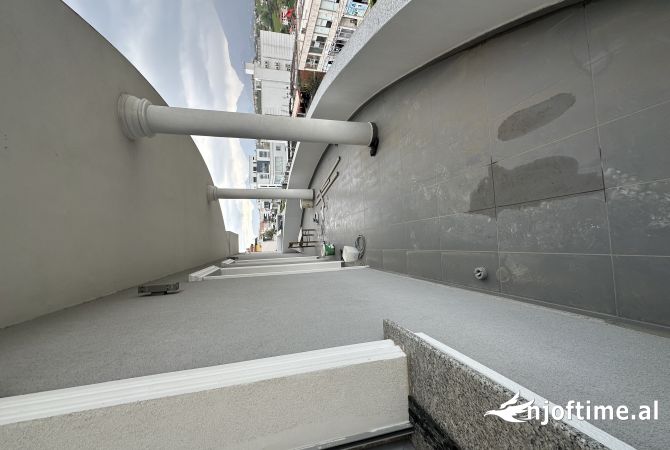 Jepet me qera super ambjent biznesi ne Sauk te Ri ne rruge kryesore totalisht i rikonstruktuar