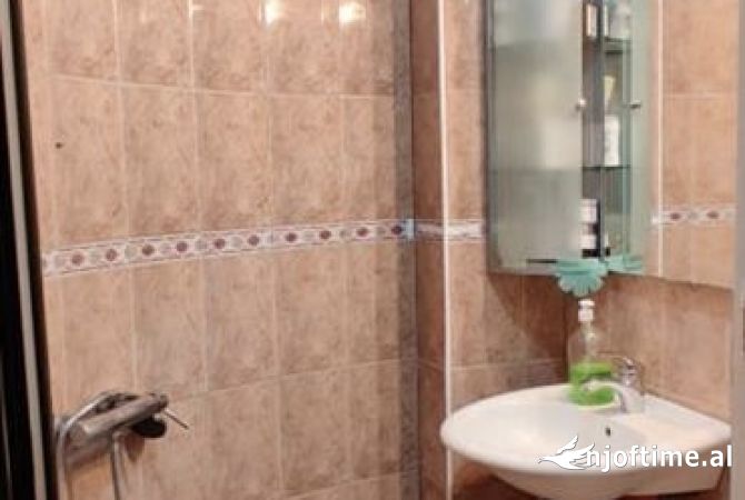 Shtepi ne shitje Apartament ne Tirane, 2+1, Mobilimi E mobiluar, Pagesa 235,000  Euro.