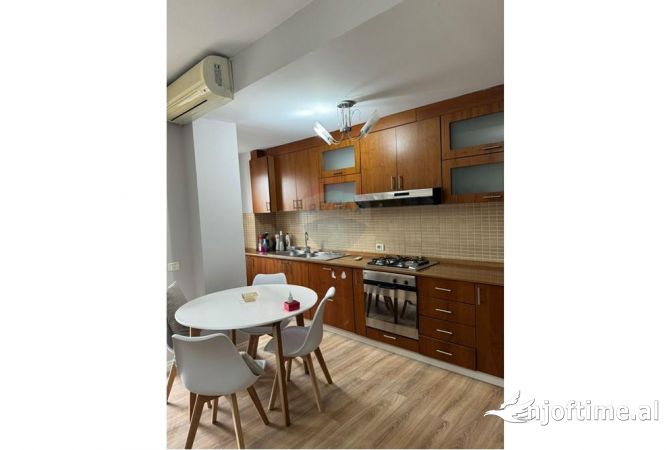 Shtepi me qera Apartament ne Tirane, 2+1, Mobilimi E mobiluar, Pagesa 800  Euro.