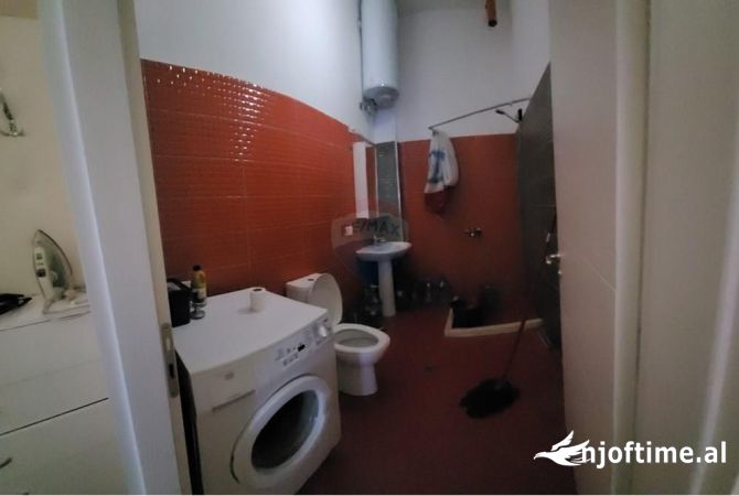Shtepi me qera Apartament ne Tirane, 2+1, Mobilimi E mobiluar, Pagesa 300  Euro.