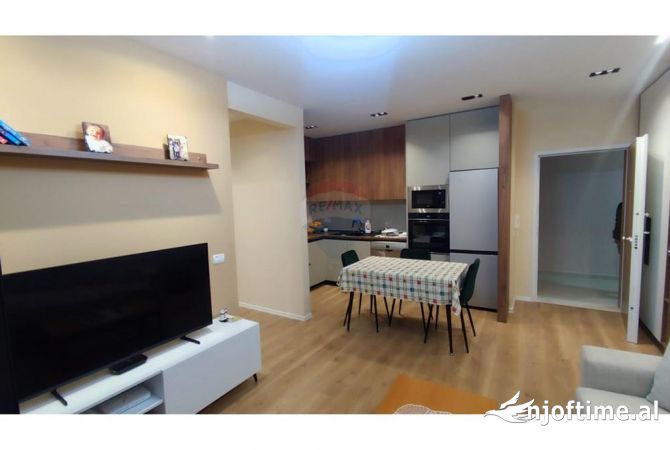 Shtepi me qera Apartament ne Tirane, 2+1, Mobilimi E mobiluar, Pagesa 800  Euro.