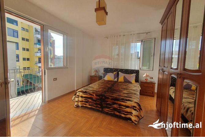 Shtepi me qera Apartament ne Tirane, 3+1, Mobilimi E mobiluar, Pagesa 550  Euro.