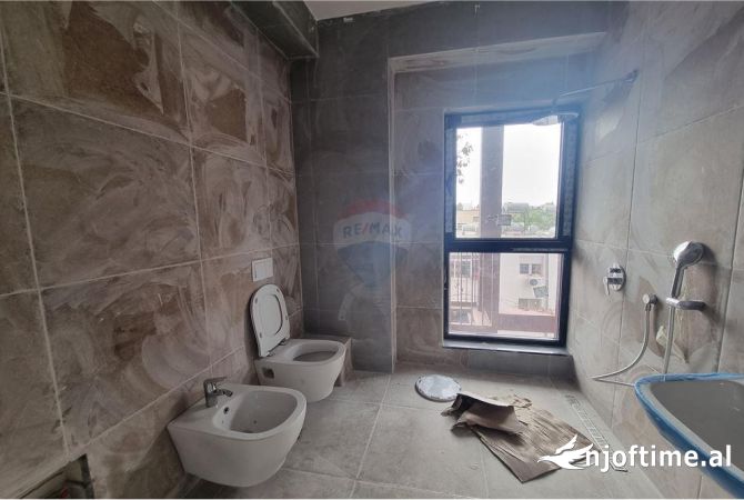 Ambient biznesi me qera 3+1 ne Tirane - 1,200 Euro