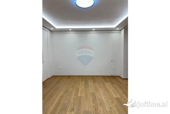 Shtepi ne shitje Apartament ne Tirane, 2+1, Mobilimi E mobiluar, Pagesa 260,000  Euro.