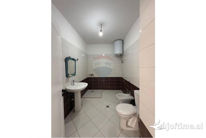 Shtepi ne shitje Apartament ne Tirane, 2+1, Mobilimi Bosh, pa mobiluar, Pagesa 145,000  Euro.