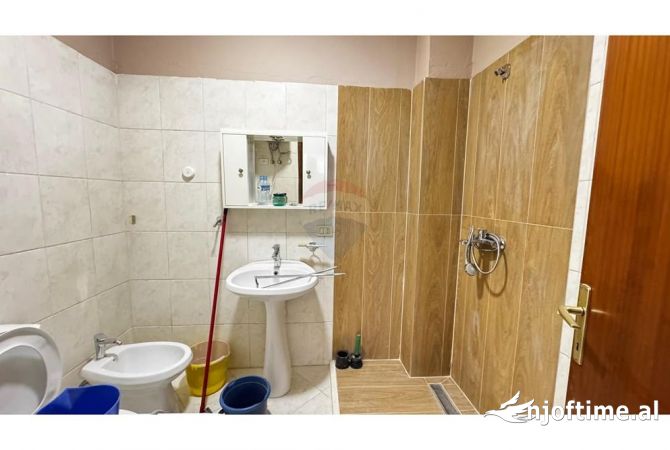 Shtepi me qera Apartament ne Tirane, 3+1, Mobilimi E mobiluar, Pagesa 800  Euro.