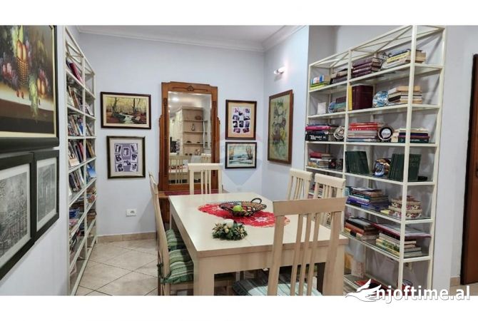 Shtepi me qera Apartament ne Tirane, 2+1, Mobilimi E mobiluar, Pagesa 800  Euro.