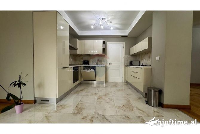 Shtepi me qera 3+1 ne Tirane - 2,200 Euro