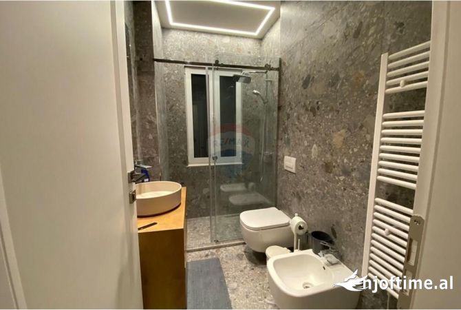 Shtepi me qera Vila Luksoze ne Tirane, 4+1, Mobilimi E mobiluar, Pagesa 2,200  Euro.