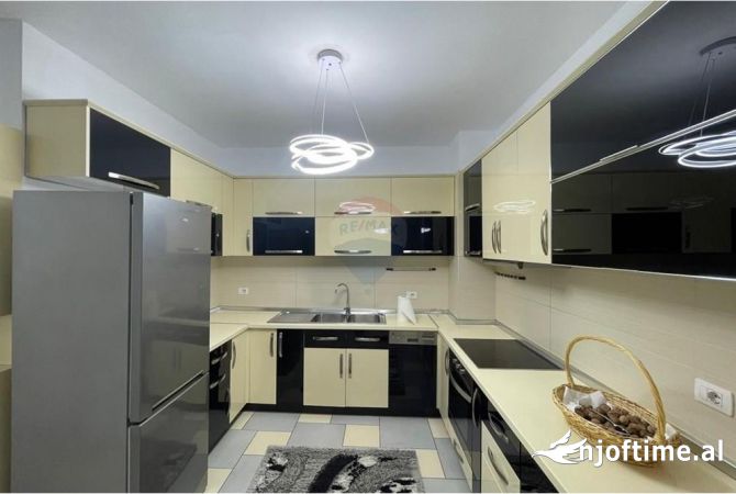 Shtepi me qera Apartament ne Tirane, 3+1, Mobilimi E mobiluar, Pagesa 800  Euro.