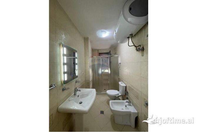Shtepi me qera Apartament ne Tirane, 3+1, Mobilimi E mobiluar, Pagesa 800  Euro.