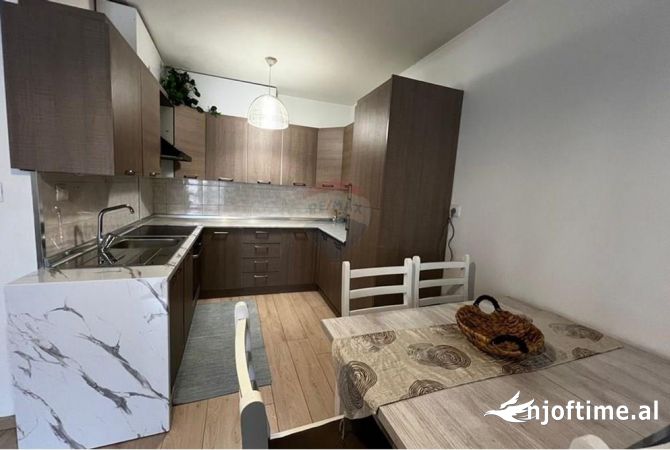 Shtepi me qera Apartament ne Tirane, 2+1, Mobilimi E mobiluar, Pagesa 880  Euro.