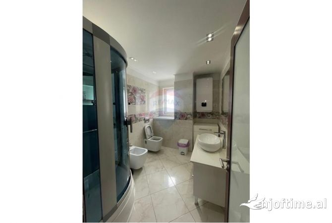 Shtepi me qera Apartament ne Tirane, 2+1, Mobilimi E mobiluar, Pagesa 900  Euro.