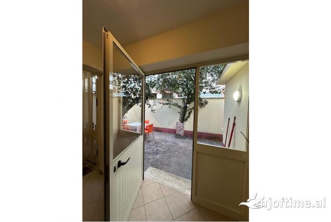 Shtepi me qera Shtepi Private ne Tirane, 1+1, Mobilimi Pjeserisht e mobiluar, Pagesa 400  Euro.