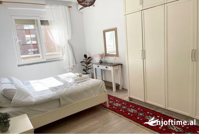 Shtepi me qera Apartament ne Tirane, 3+1, Mobilimi E mobiluar, Pagesa 1,000  Euro.