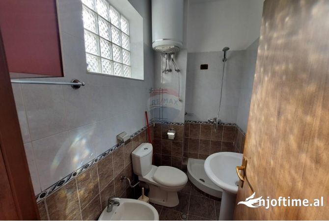 Shtepi me qera Shtepi Private ne Tirane, 2+1, Mobilimi E mobiluar, Pagesa 45,000  Leke.