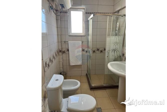 Shtepi me qera Apartament ne Tirane, 3+1, Mobilimi E mobiluar, Pagesa 1,000  Euro.