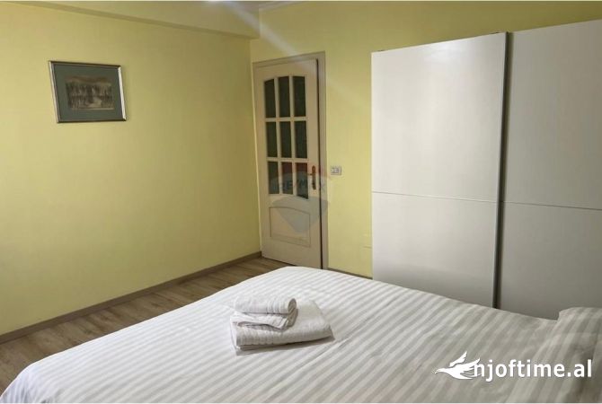 Shtepi me qera Apartament ne Tirane, 3+1, Mobilimi E mobiluar, Pagesa 1,000  Euro.
