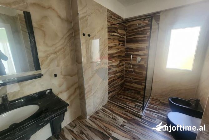 Shtepi me qera Apartament ne Tirane, 2+1, Mobilimi Pjeserisht e mobiluar, Pagesa 1,000  Euro.