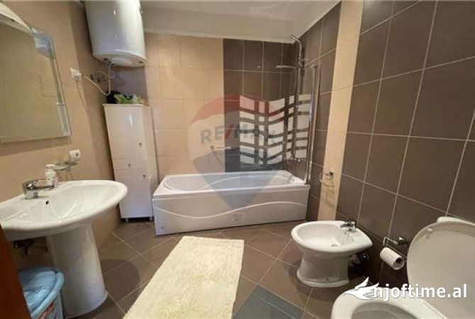 Shtepi me qera Apartament ne Tirane, 2+1, Mobilimi E mobiluar, Pagesa 800  Euro.