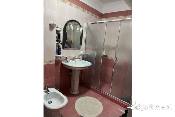 Shtepi me qera Apartament ne Tirane, 2+1, Mobilimi E mobiluar, Pagesa 700  Euro.