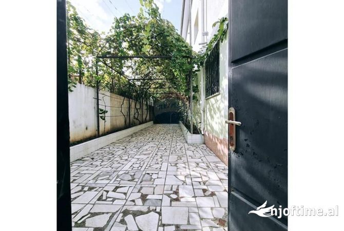 Shtepi me qera Shtepi Private ne Tirane, 2+1, Mobilimi E mobiluar, Pagesa 43,000  Leke.