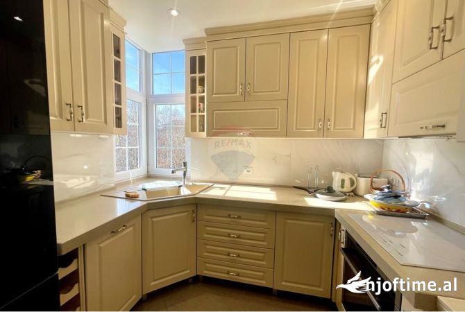 Shtepi me qera Apartament ne Tirane, 3+1, Mobilimi E mobiluar, Pagesa 1,500  Euro.