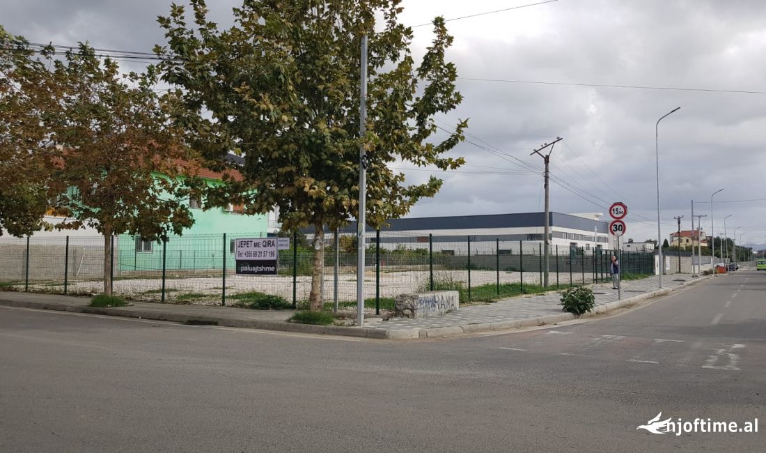 Ne zemer te 📍Valias afer aeroportit, jepet me qira 1200 m2 toke!