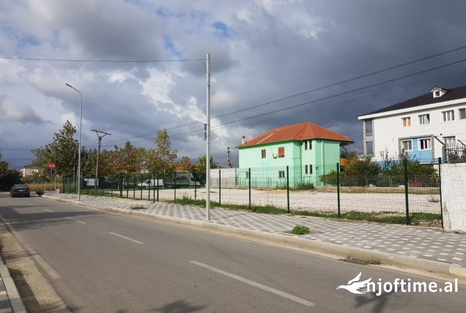 Truall ose Toke  ne Tirane - 600 Euro