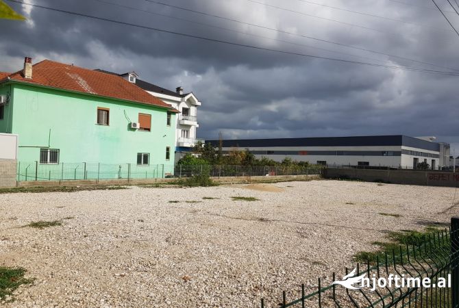 Truall ose Toke  ne Tirane - 600 Euro