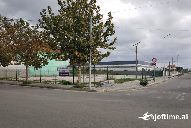 Truall ose Toke  ne Tirane - 600 Euro