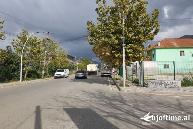 Ne zemer te 📍Valias afer aeroportit, jepet me qira 1200 m2 toke!