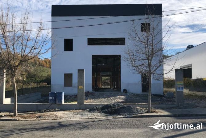 Ambiente Commerciale in Affitto 4+1 a Tirana - 7,500 Euro