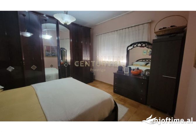 Shtepi ne shitje Apartament ne Tirane, 2+1, Mobilimi E mobiluar, Pagesa 235,000  Euro.