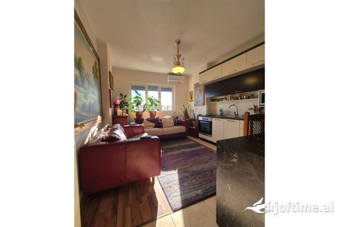 Shtepi ne shitje Apartament ne Tirane, 2+1, Mobilimi E mobiluar, Pagesa 188,000  Euro.