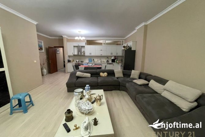 Shtepi ne shitje Apartament ne Tirane, 2+1, Mobilimi E mobiluar, Pagesa 245,000  Euro.