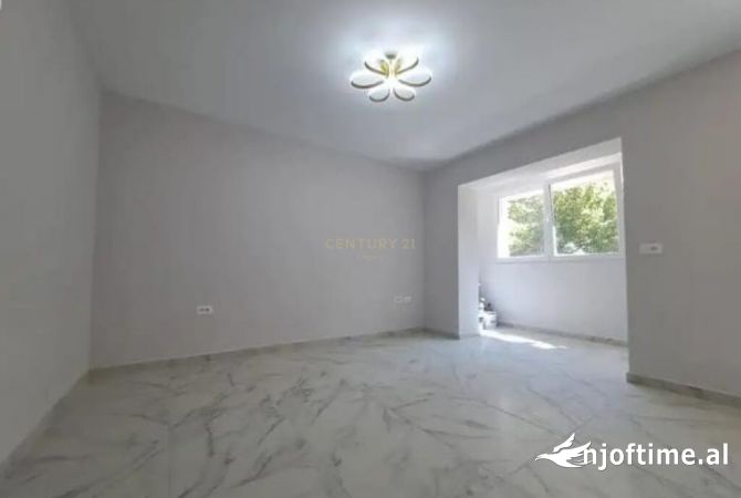 Shtepi ne shitje Apartament ne Tirane, 1+1, Mobilimi Bosh, pa mobiluar, Pagesa 138,000  Euro.
