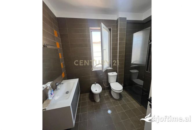 Shtepi ne shitje Apartament ne Tirane, 2+1, Mobilimi E mobiluar, Pagesa 230,000  Euro.