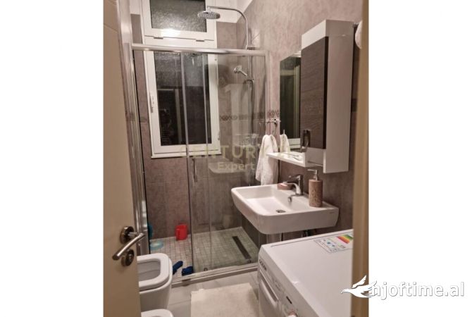 Shtepi ne shitje Apartament ne Tirane, 2+1, Mobilimi E mobiluar, Pagesa 275,000  Euro.