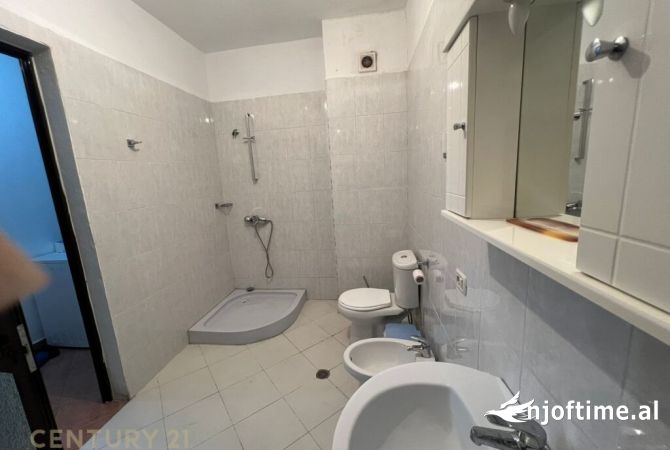 Shtepi ne shitje Apartament ne Tirane, 3+1, Mobilimi E mobiluar, Pagesa 132,000  Euro.