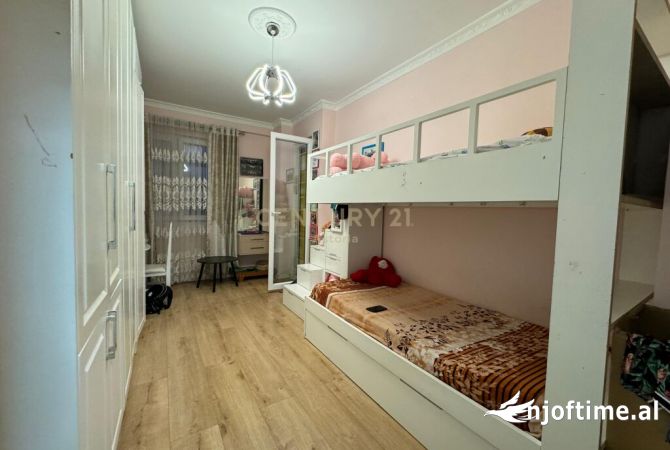Shtepi ne shitje Apartament ne Tirane, 3+1, Mobilimi E mobiluar, Pagesa 225,000  Euro.