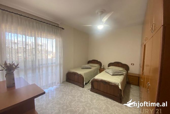 Shtepi ne shitje Apartament ne Tirane, 3+1, Mobilimi E mobiluar, Pagesa 216,600  Euro.