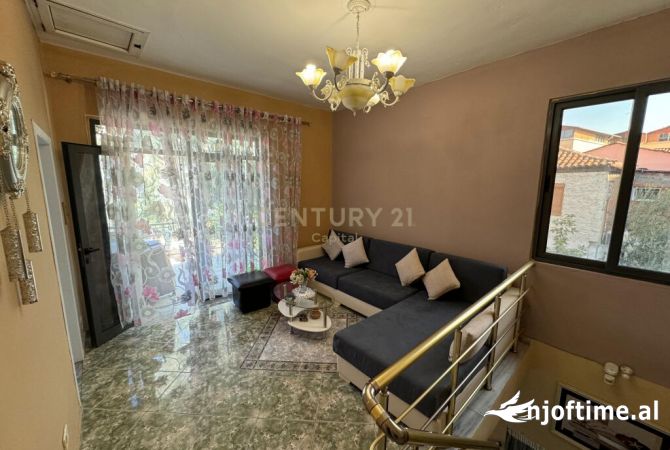 Shtepi me qera Vila Luksoze ne Tirane, 2+1, Mobilimi E mobiluar, Pagesa 1,700  Euro.