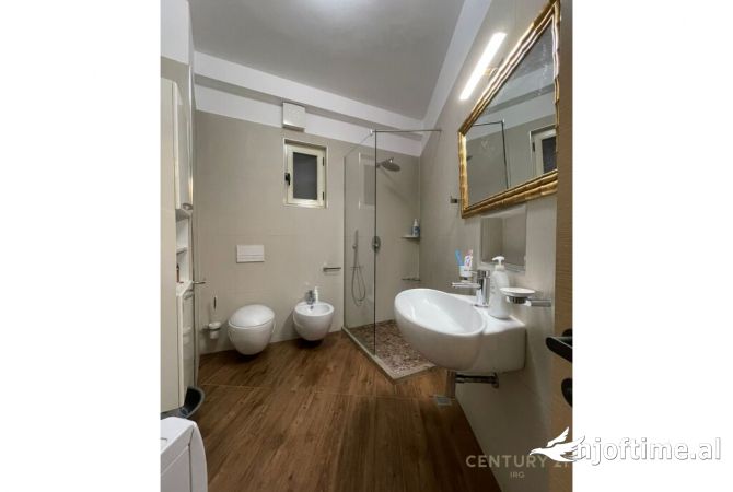 Shtepi ne shitje Apartament ne Tirane, 2+1, Mobilimi E mobiluar, Pagesa 160,000  Euro.
