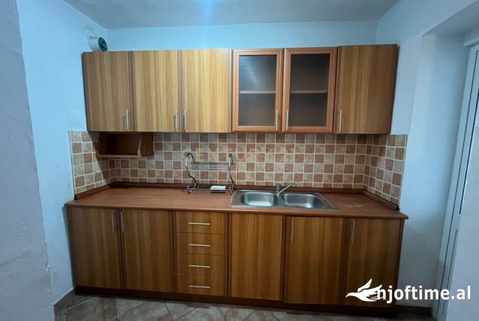 Shtepi ne shitje Apartament ne Tirane, 2+1, Mobilimi E mobiluar, Pagesa 103,000  Euro.