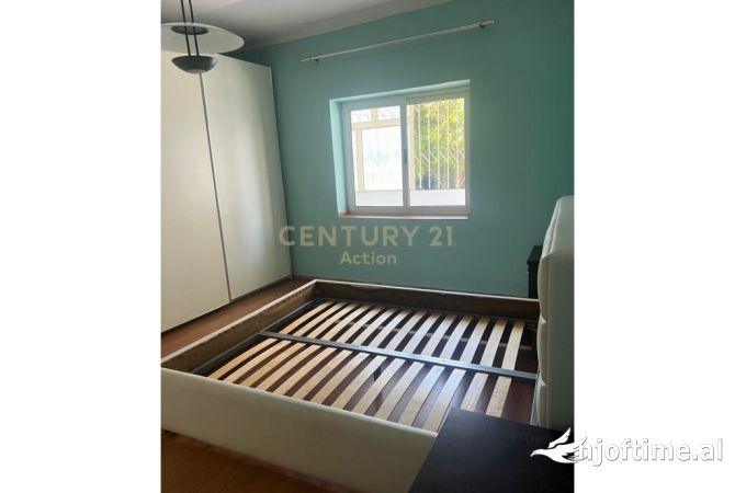 Shtepi ne shitje Apartament ne Tirane, 2+1, Mobilimi Pjeserisht e mobiluar, Pagesa 250,000  Euro.