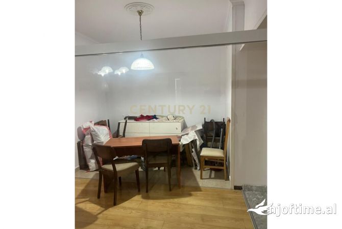 Shtepi ne shitje Apartament ne Tirane, 2+1, Mobilimi Pjeserisht e mobiluar, Pagesa 250,000  Euro.
