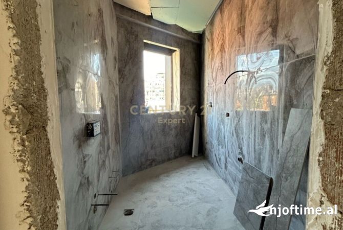 Shtepi ne shitje Apartament ne Tirane, 2+1, Mobilimi Bosh, pa mobiluar, Pagesa 258,000  Euro.