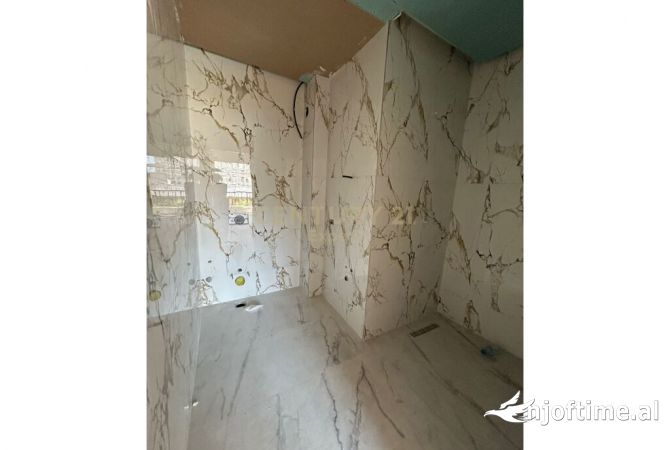 Shtepi ne shitje Apartament ne Tirane, 2+1, Mobilimi Bosh, pa mobiluar, Pagesa 258,000  Euro.